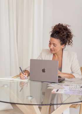 Laurie Ce., coach creativa, trabajando con un ordenador.
