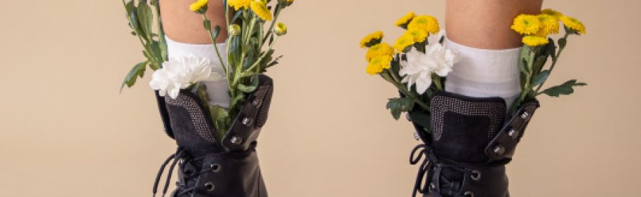 Botas con flores amarillas.